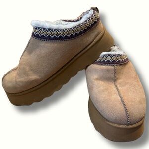 Size 8 women Cozy Tan Slip-On clogs